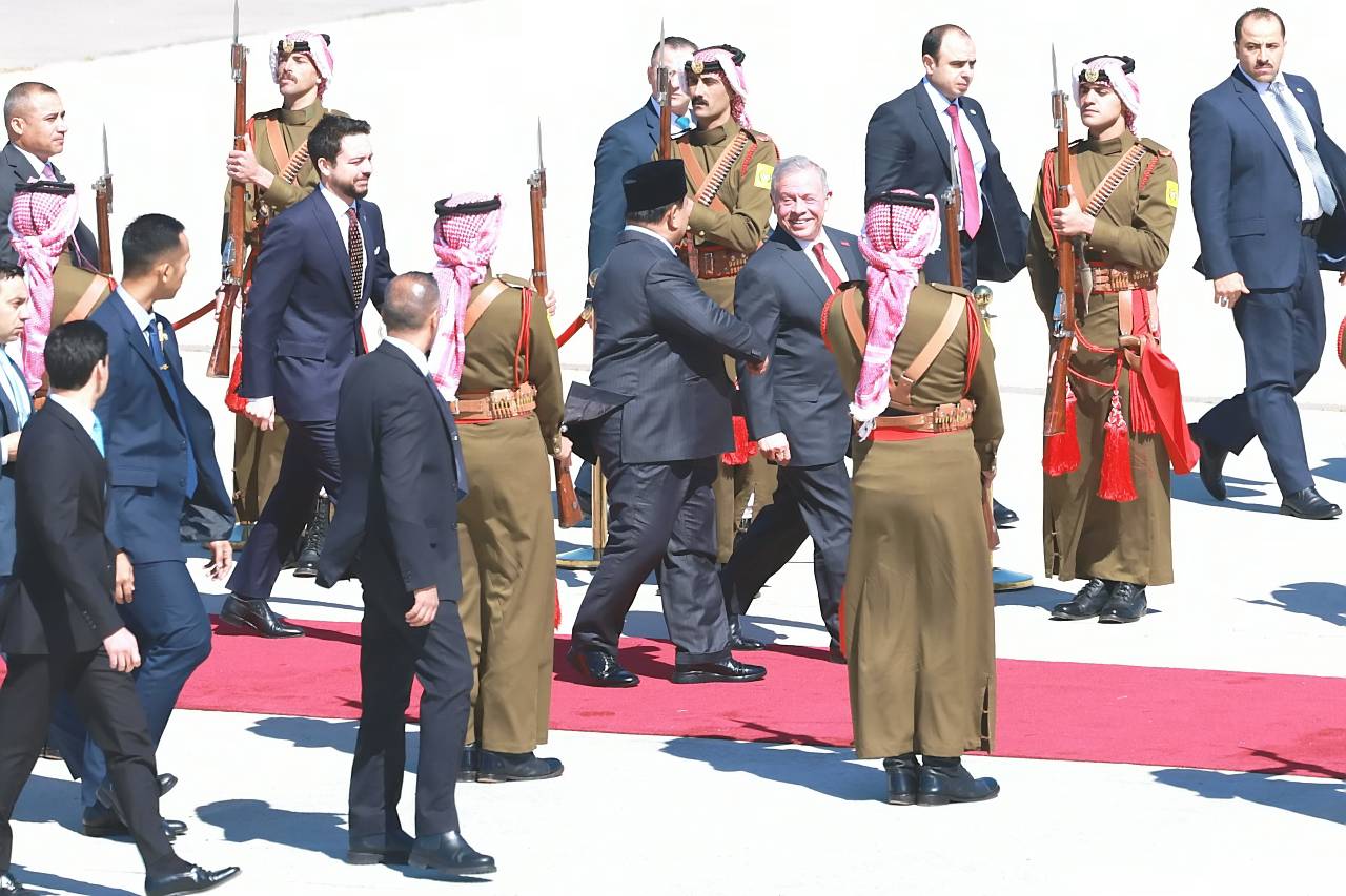 Presiden Prabowo Subianto diantar Raja Abdullah II menuju Lanud Marka