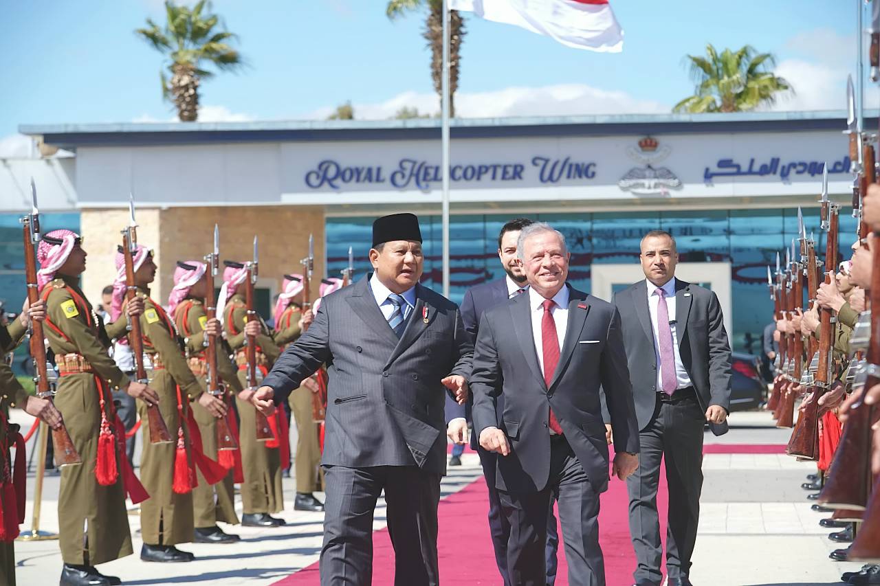 Presiden Prabowo Subianto diantar Raja Abdullah II menuju Lanud Marka