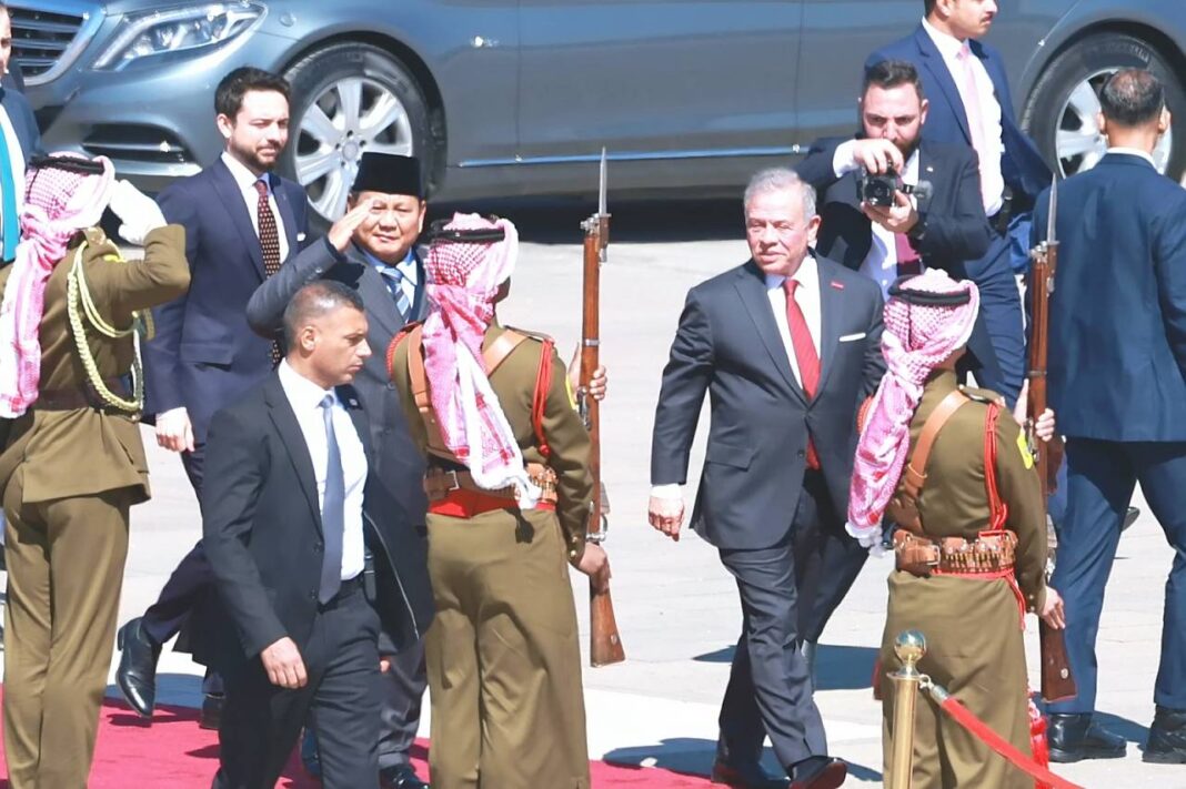 Presiden Prabowo Subianto diantar Raja Abdullah II menuju Lanud Marka