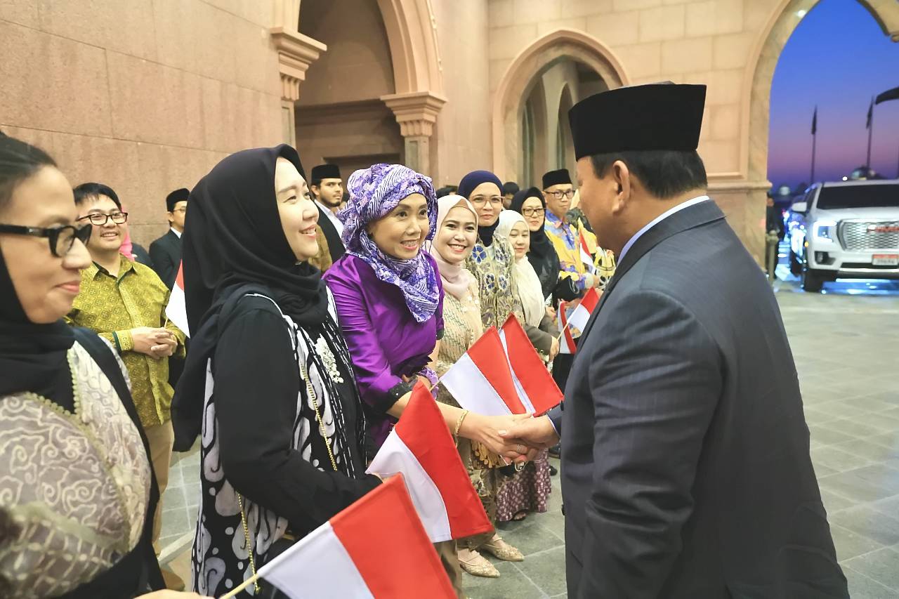 Presiden Prabowo Subianto tiba di Abu Dhabi disambut diaspora Indonesia dalam kunjungan kerja ke Persatuan Emirat Arab (PEA)