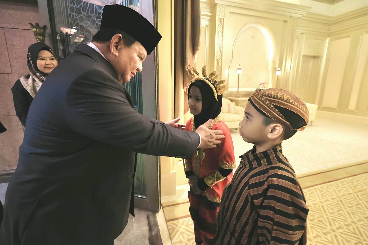 Presiden Prabowo Subianto tiba di Abu Dhabi disambut diaspora Indonesia dalam kunjungan kerja ke Persatuan Emirat Arab (PEA)