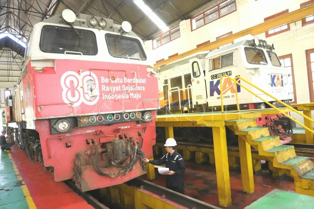Petugas melakukan ramp check sarana kereta api di Depo Sidotopo