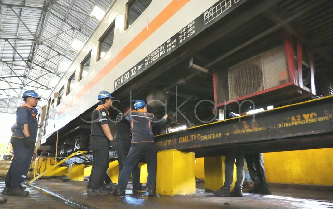 Petugas melakukan ramp check sarana kereta api di Depo Sidotopo
