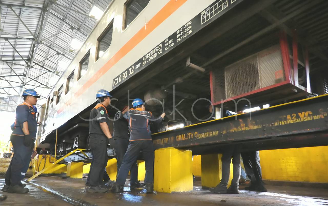 Petugas melakukan ramp check sarana kereta api di Depo Sidotopo