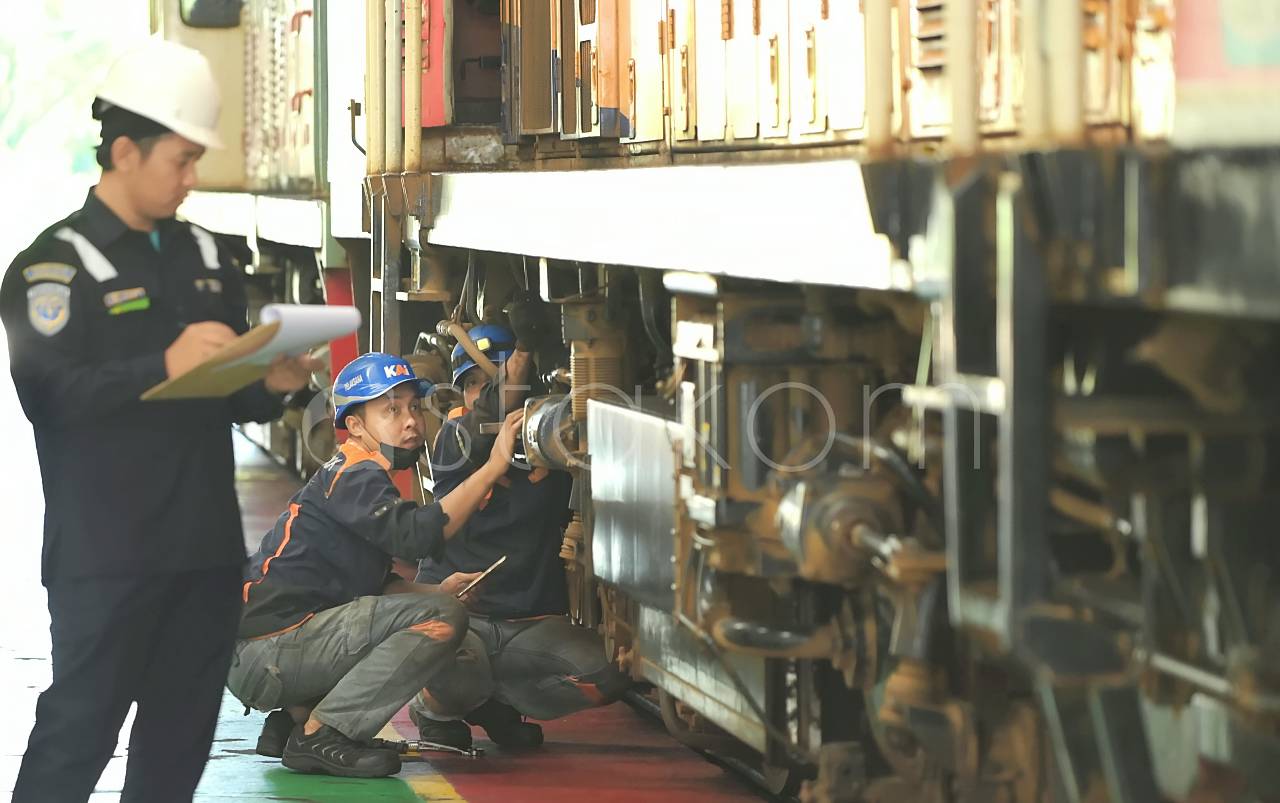 Petugas melakukan ramp check sarana kereta api di Depo Sidotopo