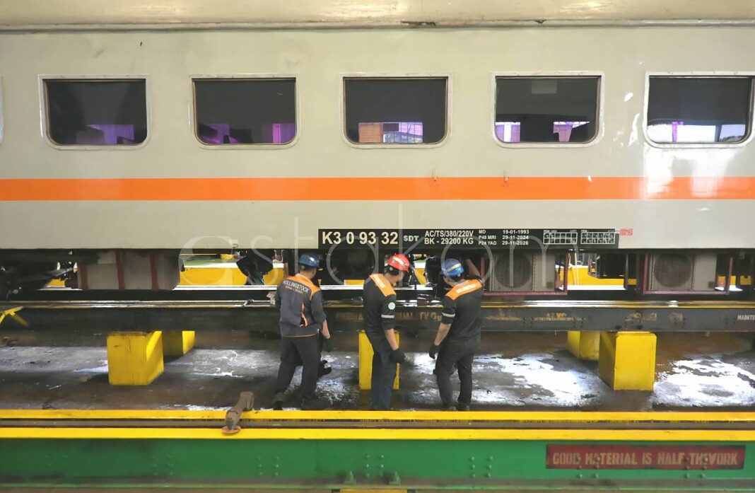 Petugas melakukan ramp check sarana kereta api di Depo Sidotopo