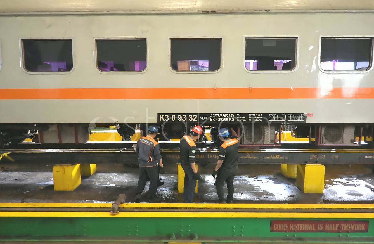 Petugas melakukan ramp check sarana kereta api di Depo Sidotopo