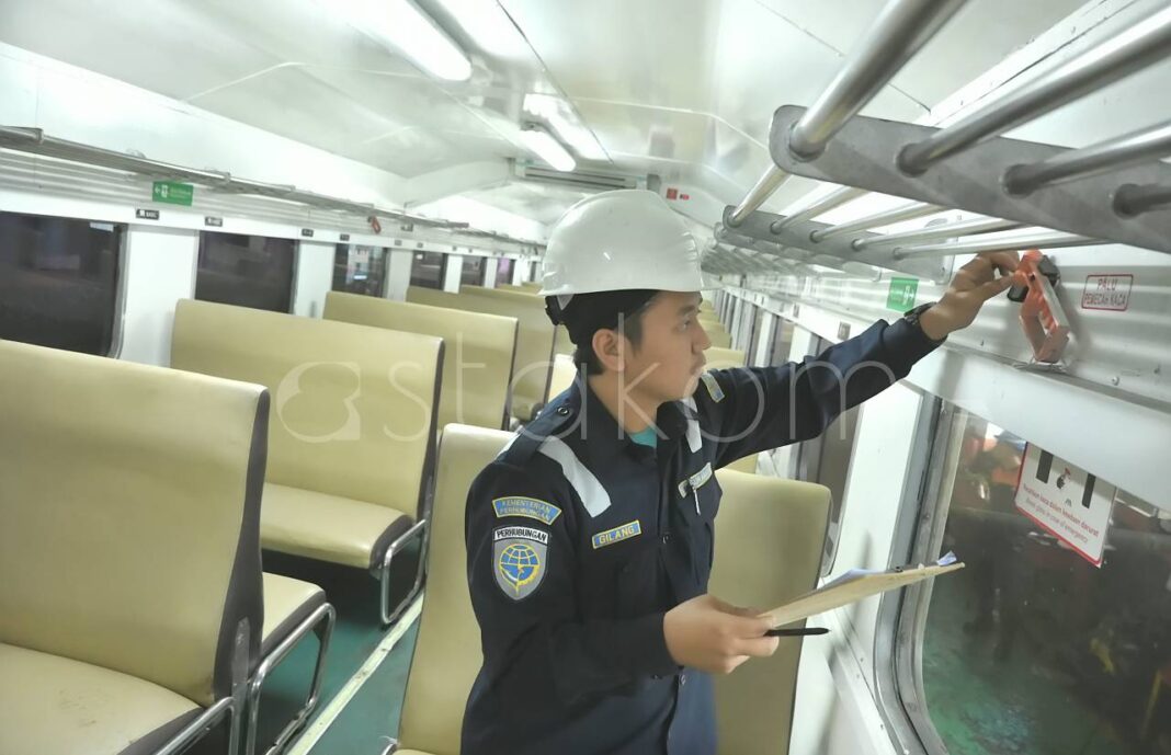 Petugas melakukan ramp check sarana kereta api di Depo Sidotopo
