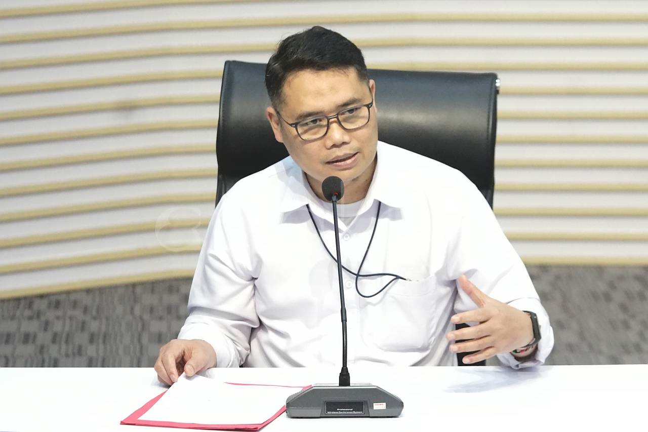 Tersangka korupsi Bea Cukai Salisa Asmoaji saat keluar dari Gedung Merah Putih KPK