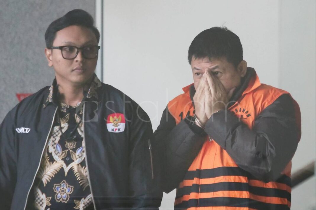 Tersangka korupsi Bea Cukai Salisa Asmoaji saat keluar dari Gedung Merah Putih KPK