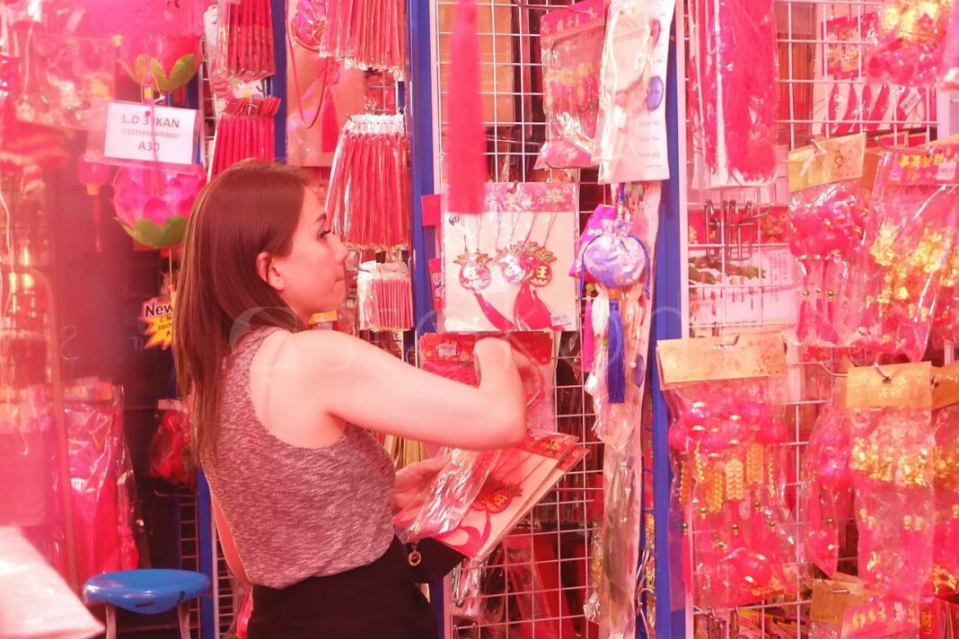 Warga Medan memilih pernak-pernik Imlek di Toko Acai Jaya