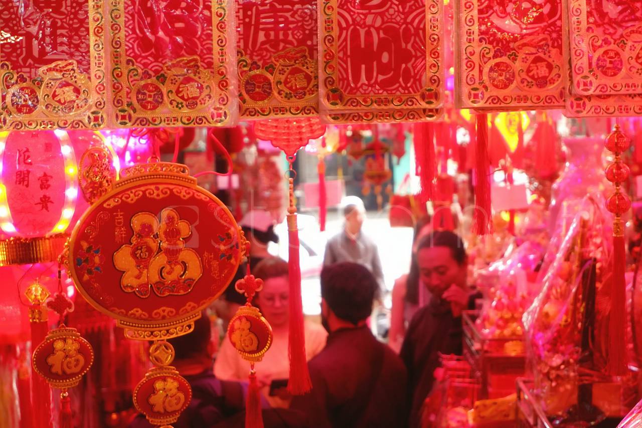 Warga Medan memilih pernak-pernik Imlek di Toko Acai Jaya