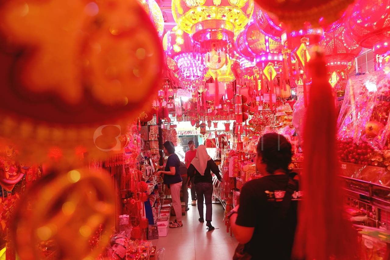 Warga Medan memilih pernak-pernik Imlek di Toko Acai Jaya