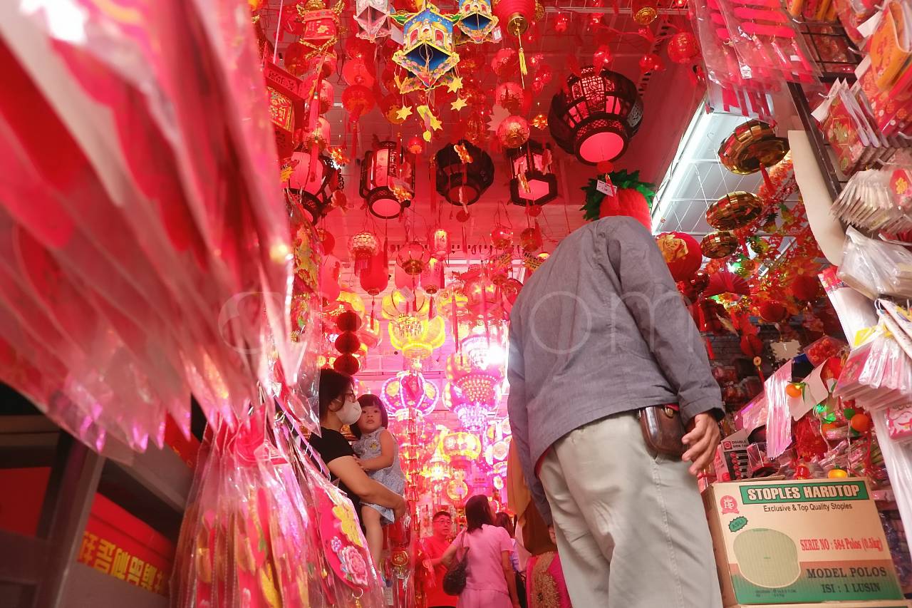 Warga Medan memilih pernak-pernik Imlek di Toko Acai Jaya