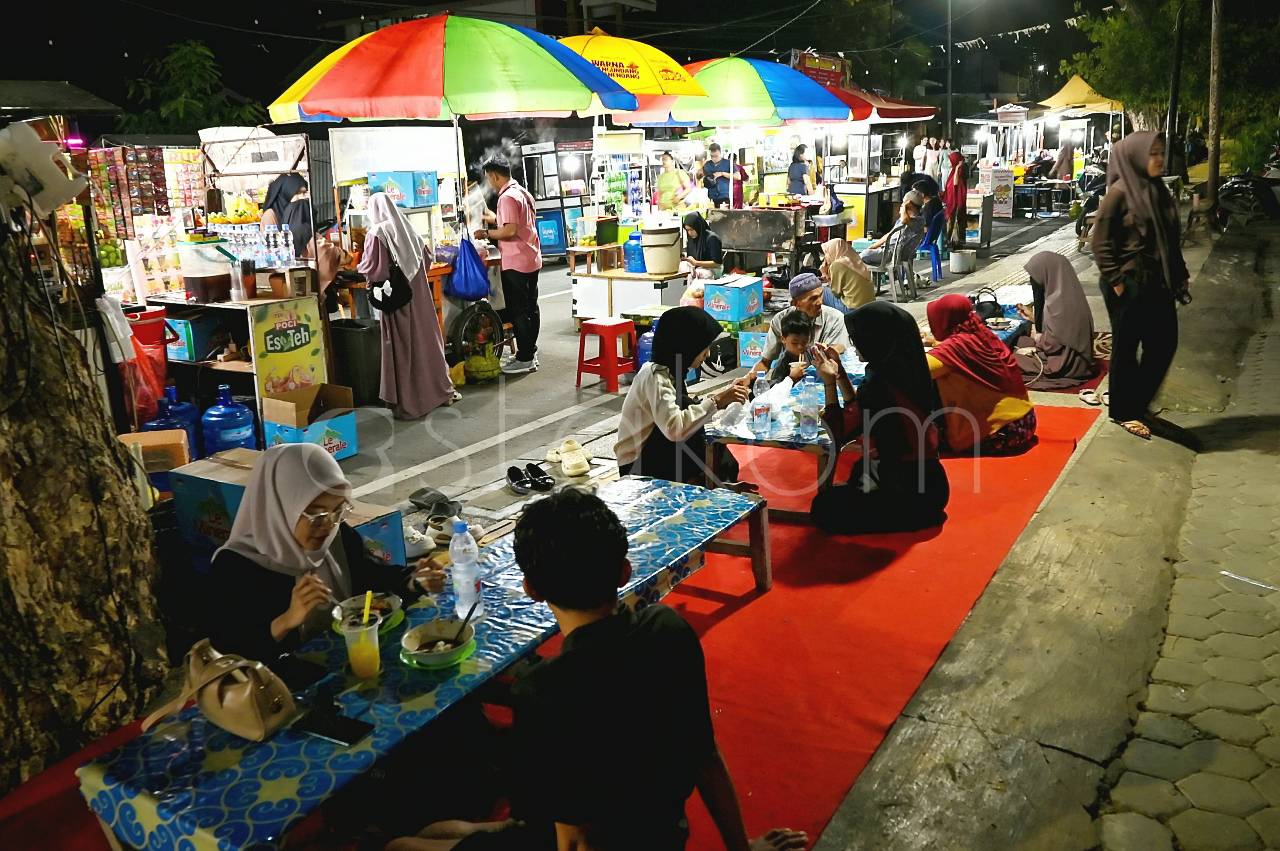 Suasana pengunjung di kawasan jajanan kuliner Vatulemo Palu Sulawesi