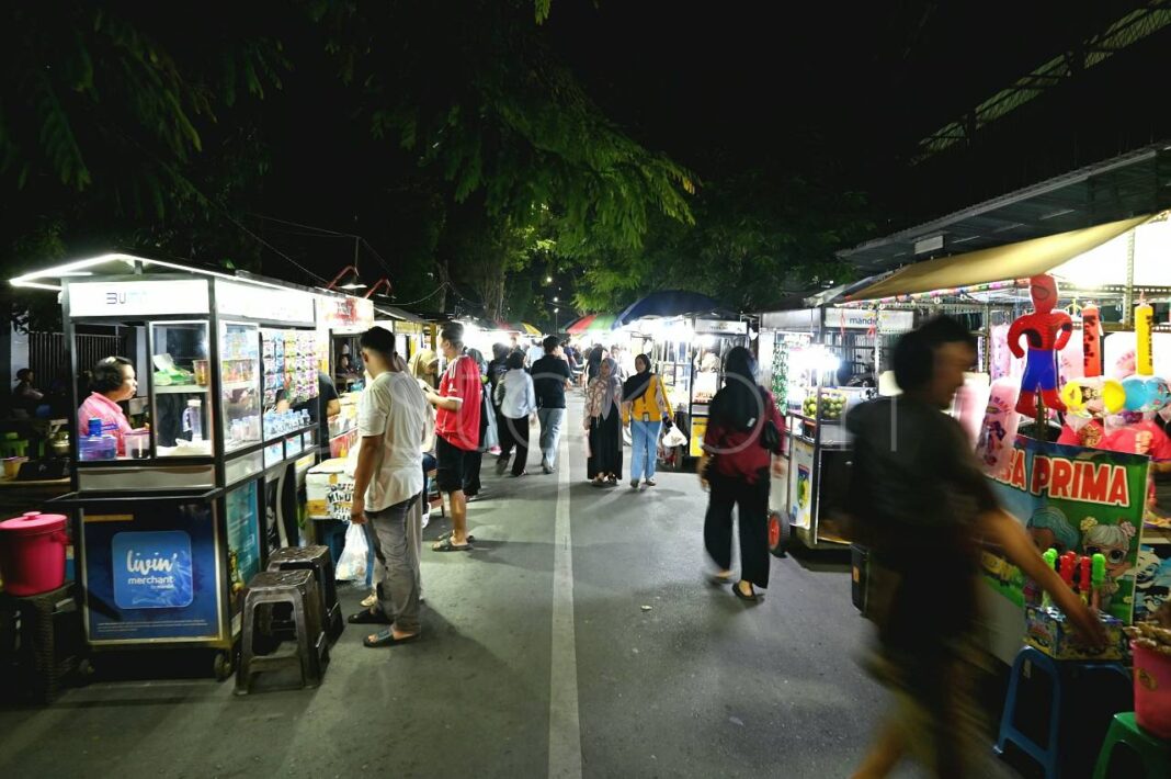 Suasana pengunjung di kawasan jajanan kuliner Vatulemo Palu Sulawesi
