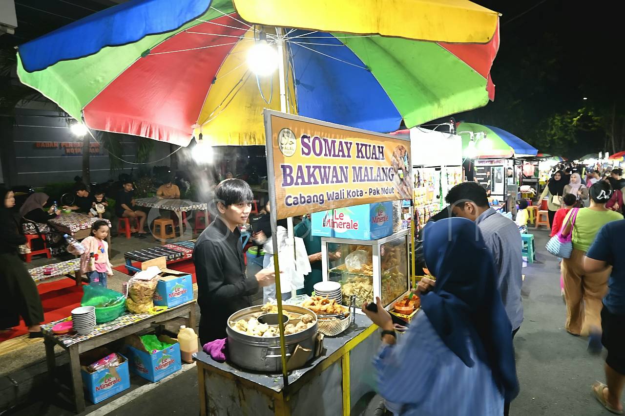 Suasana pengunjung di kawasan jajanan kuliner Vatulemo Palu Sulawesi