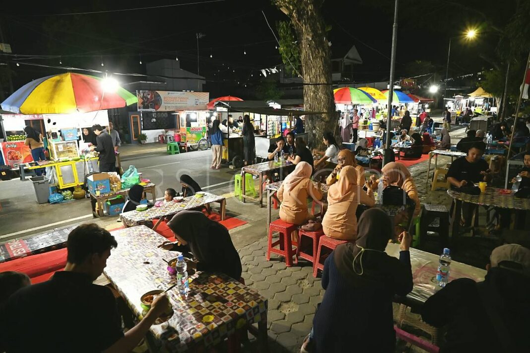 Suasana pengunjung di kawasan jajanan kuliner Vatulemo Palu Sulawesi