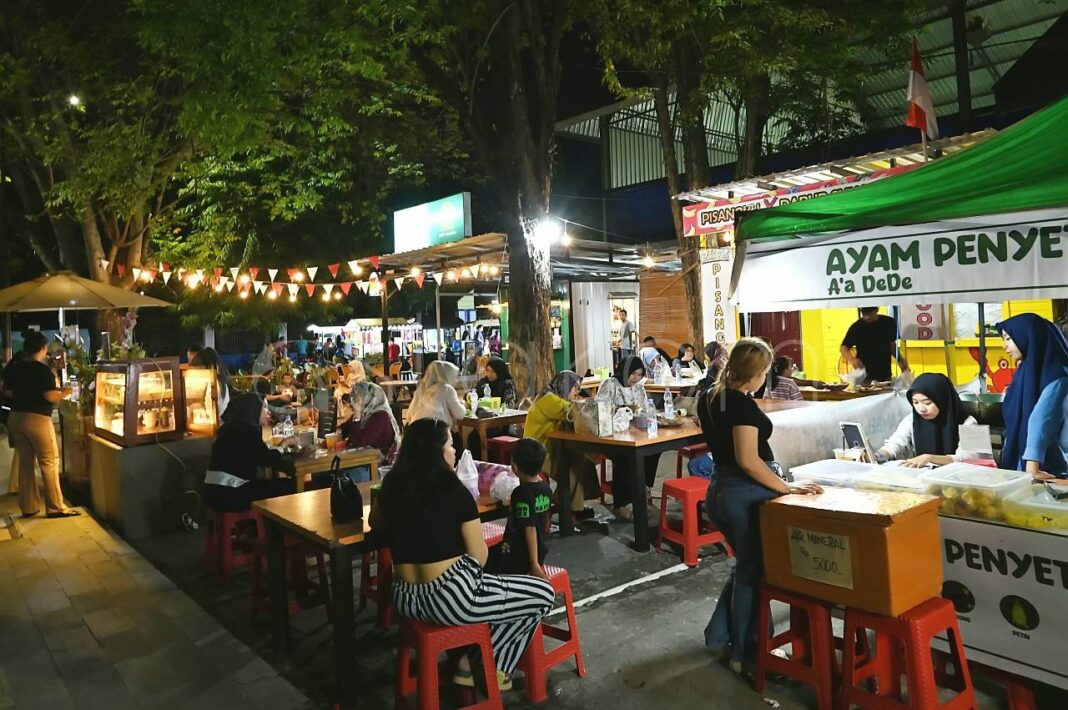 Suasana pengunjung di kawasan jajanan kuliner Vatulemo Palu Sulawesi