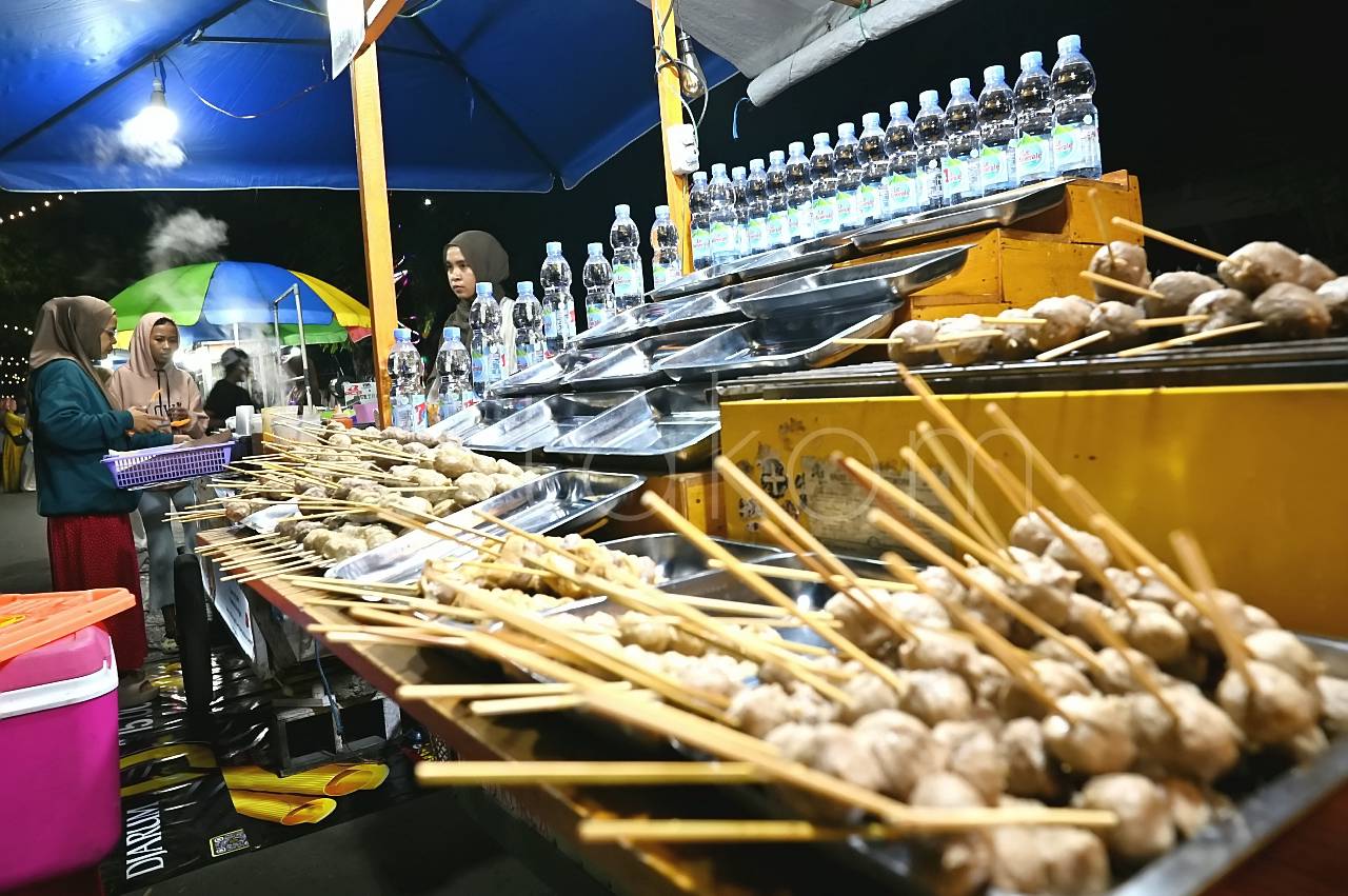 Suasana pengunjung di kawasan jajanan kuliner Vatulemo Palu Sulawesi