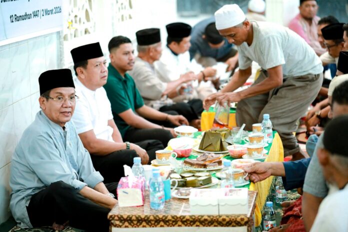 Anggota DPR RI Fraksi Gerindra Longki Djanggola buka puasa bersama warga di Palu / Dok Gerindra / astakom