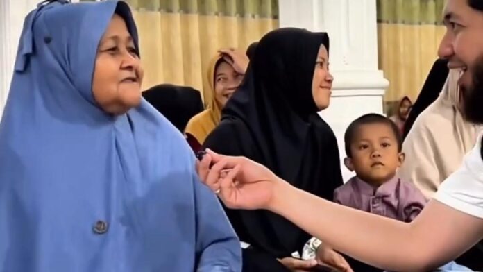 Kebahagiaan Seorang Nenek di Aceh Tamiang
