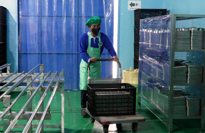 Tri-Widodo-Difabel-yang-Bekerja-di-Dapur-MBG