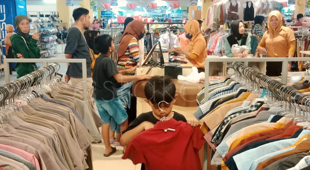 Warga belanja diskon Lebaran Karanganyar