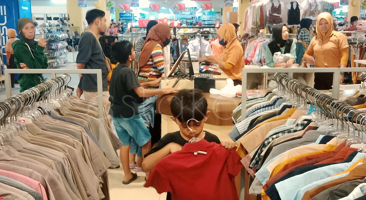Warga belanja diskon Lebaran Karanganyar