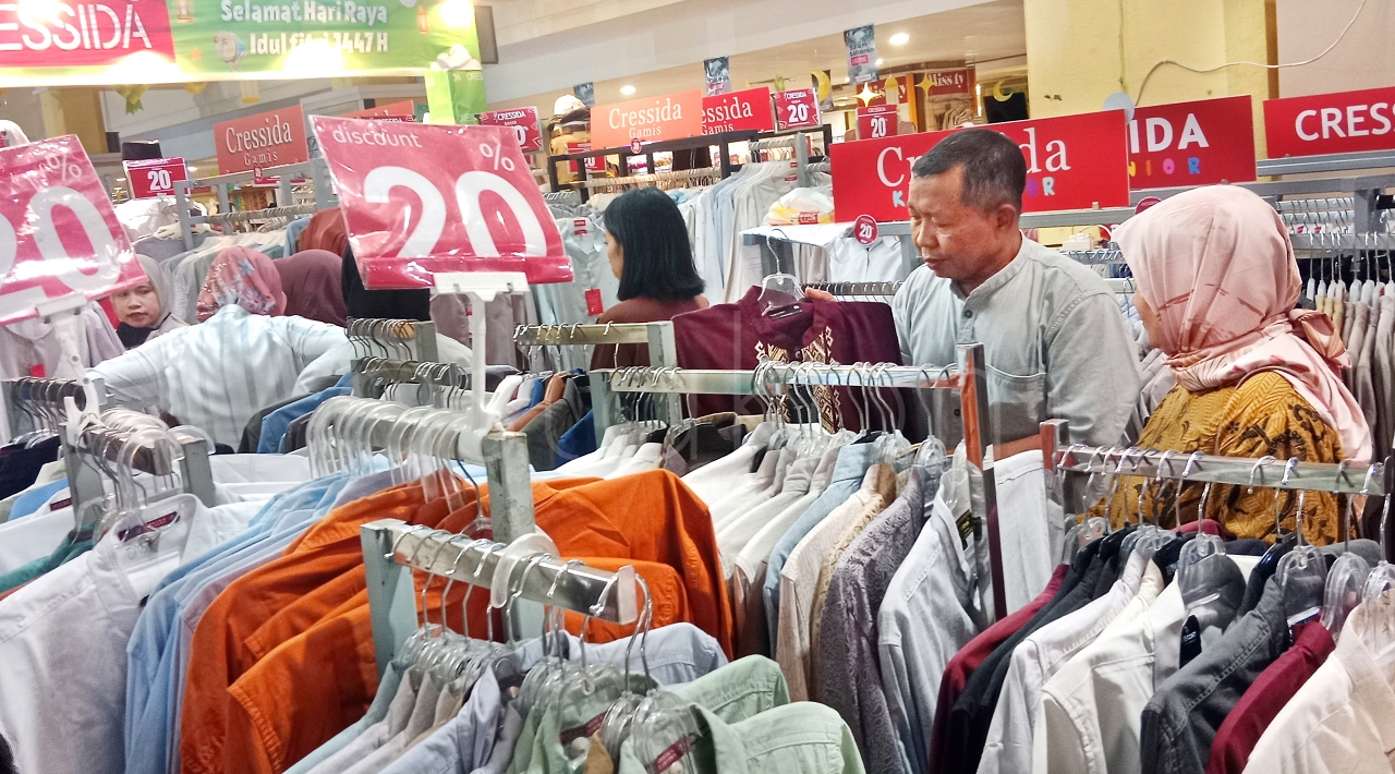 Warga belanja diskon Lebaran Karanganyar