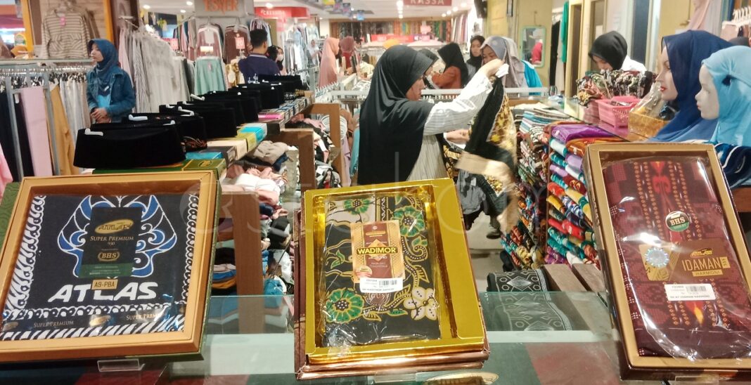 Warga belanja diskon Lebaran Karanganyar