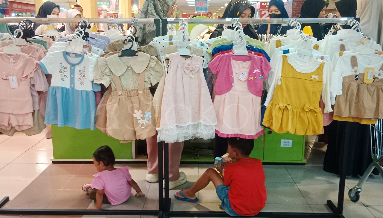 Warga belanja diskon Lebaran Karanganyar