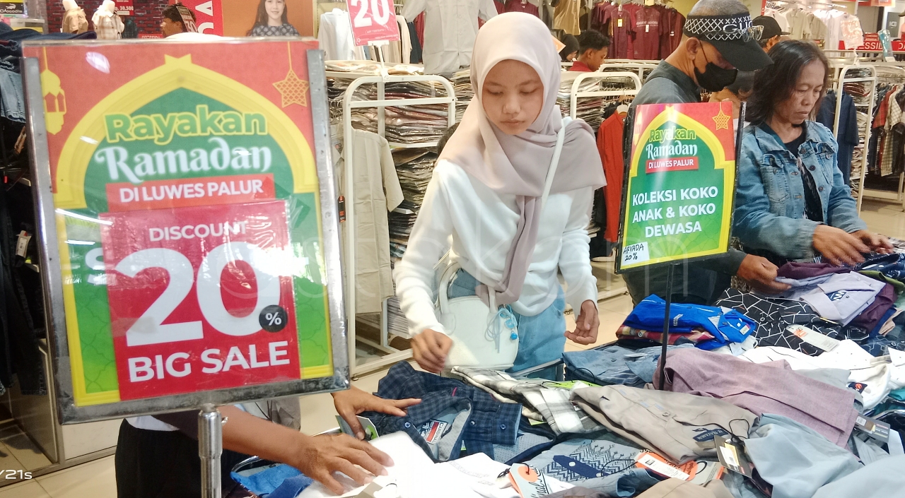 Warga belanja diskon Lebaran Karanganyar