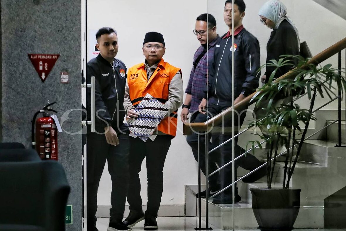 Mantan Menteri Agama (Menag) Yaqut Cholil Qoumas menuju tahanan usai menjalani pemeriksaan di Gedung Merah Putih KPK