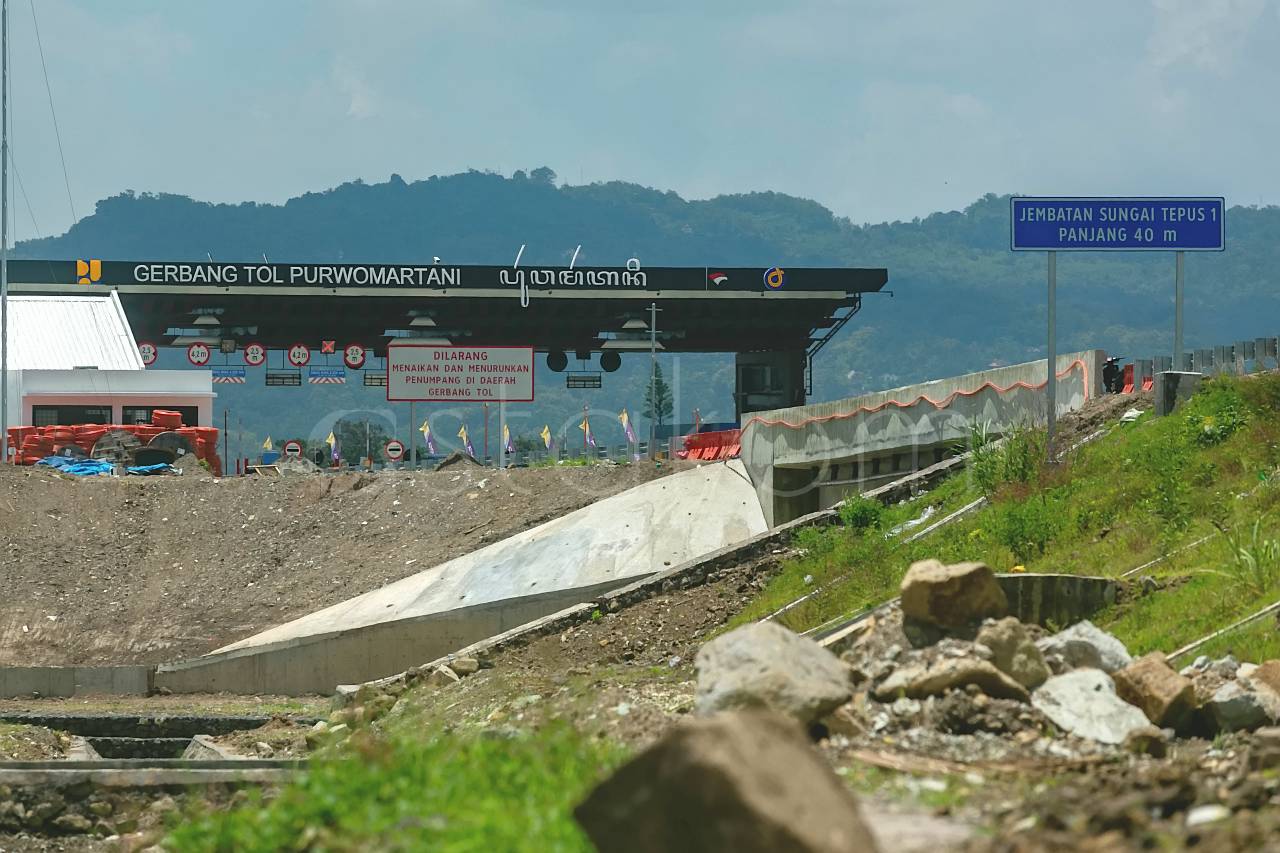 Pengerjaan proyek Tol Purwomartani Prambanan di Tirtomartani Sleman