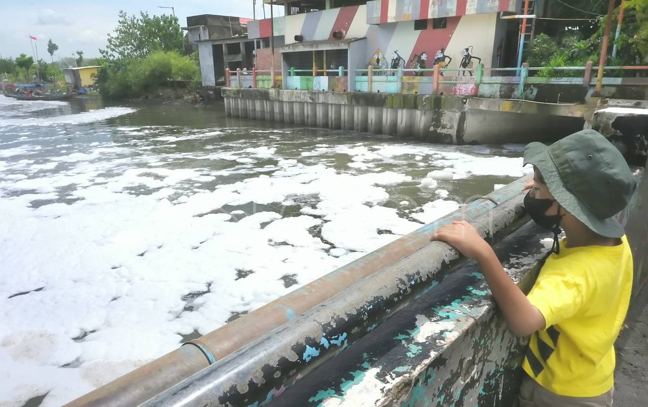 Limbah busa di sungai Tambak Wedi Surabaya Jawa Timur