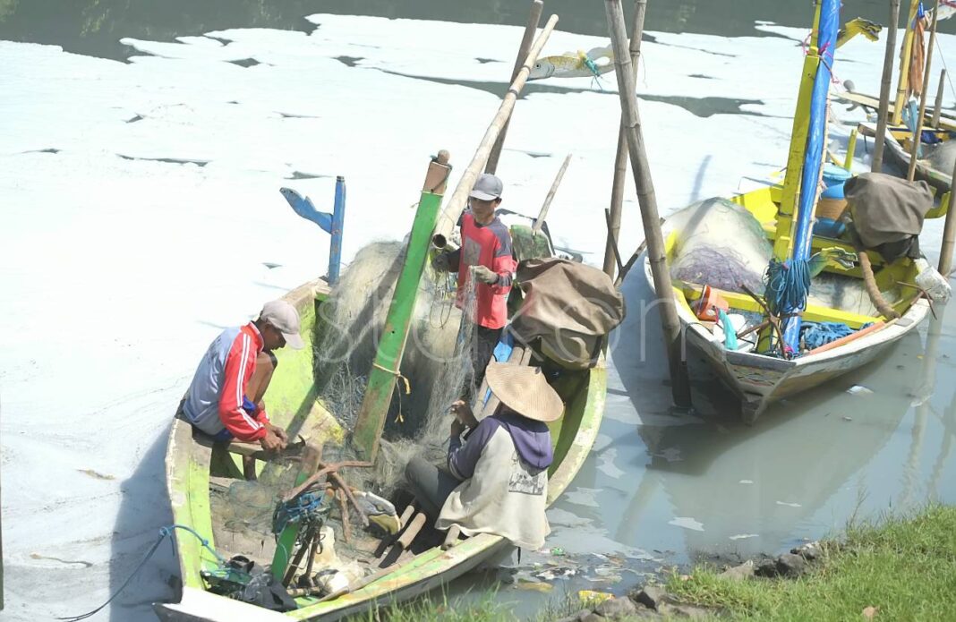 Limbah busa di sungai Tambak Wedi Surabaya Jawa Timur