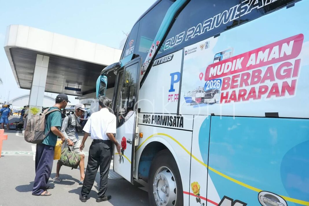 Pemudik dari Balikpapan tiba di Pelabuhan Tanjung Perak Surabaya menggunakan kapal KM Dharma Ferry V
