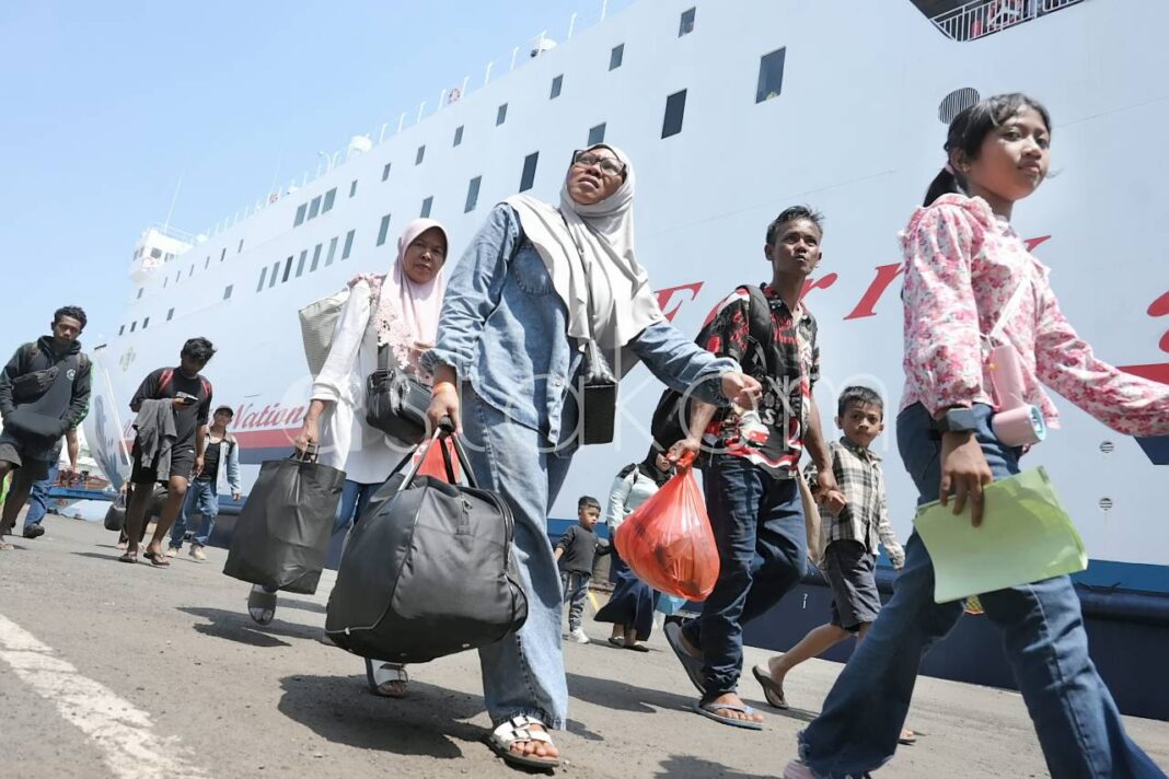 Pemudik dari Balikpapan tiba di Pelabuhan Tanjung Perak Surabaya menggunakan kapal KM Dharma Ferry V