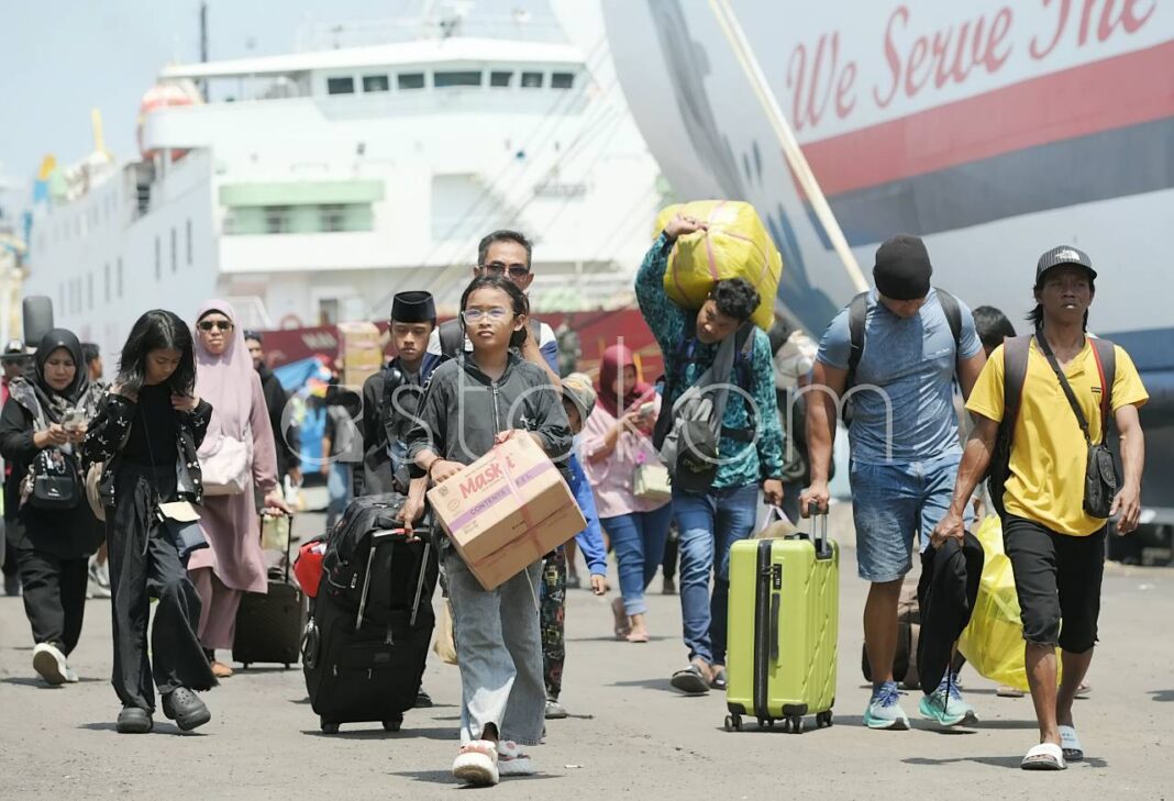 Pemudik dari Balikpapan tiba di Pelabuhan Tanjung Perak Surabaya menggunakan kapal KM Dharma Ferry V