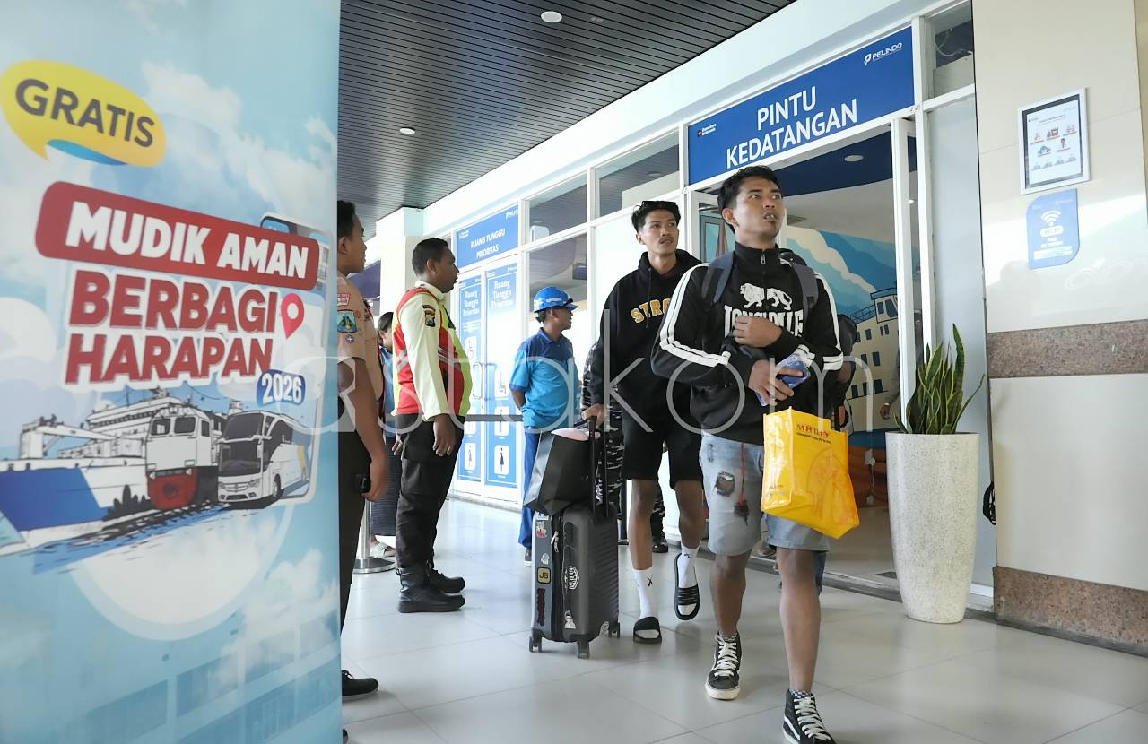 Pemudik dari Balikpapan tiba di Pelabuhan Tanjung Perak Surabaya menggunakan kapal KM Dharma Ferry V