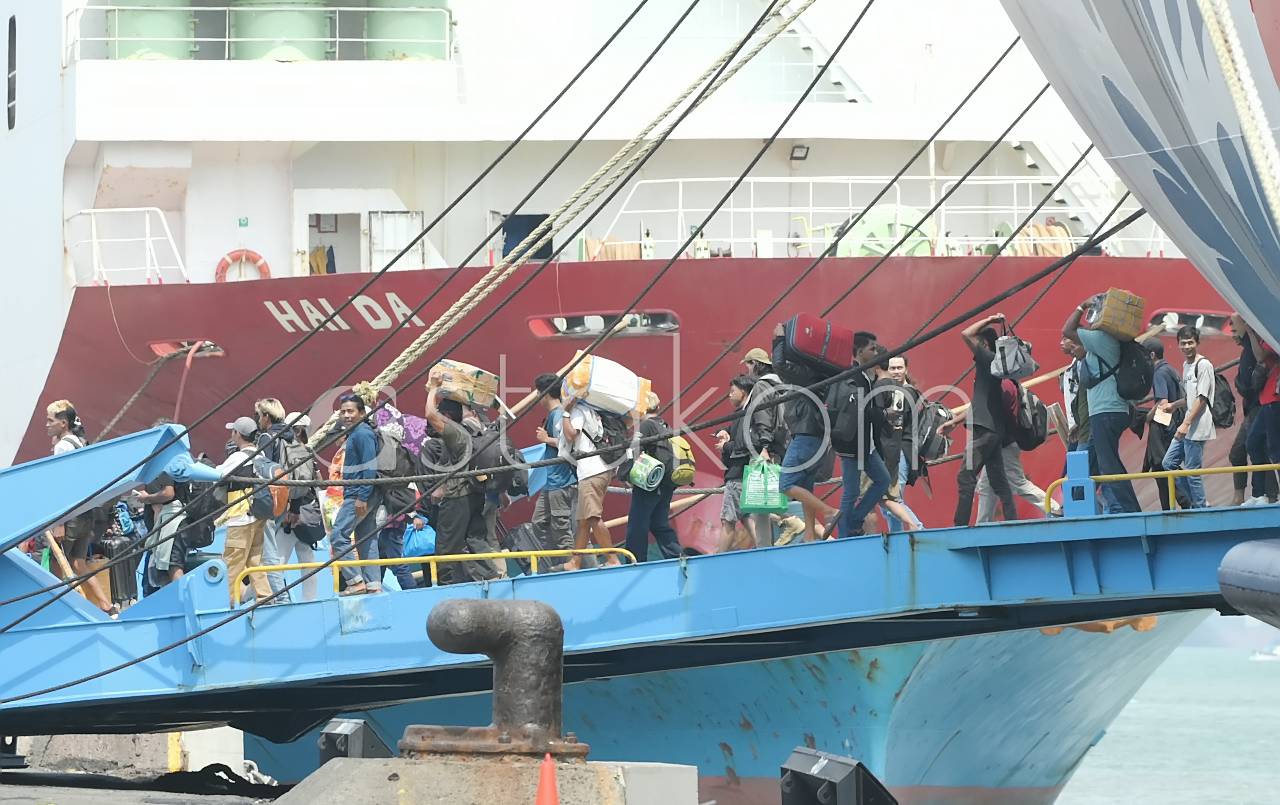 Pemudik dari Balikpapan tiba di Pelabuhan Tanjung Perak Surabaya menggunakan kapal KM Dharma Ferry V