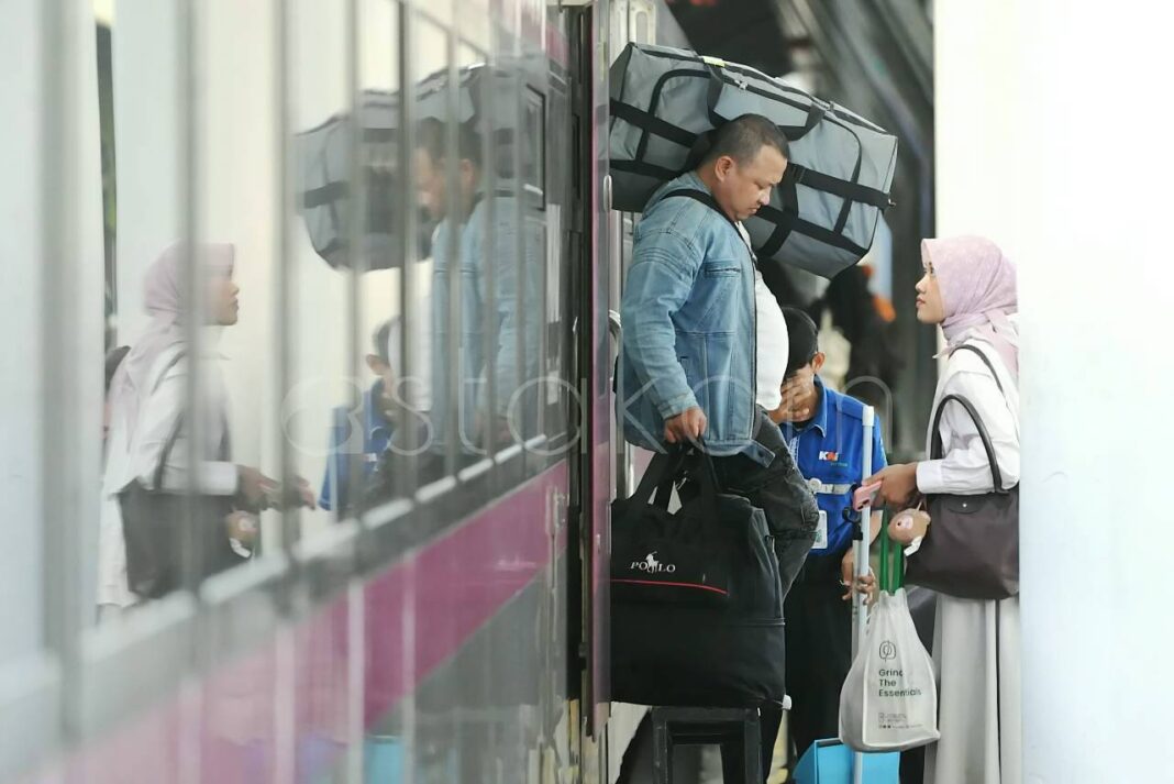 Aktivitas peningkatan penumpang di Stasiun Gubeng Surabaya Jawa Timur