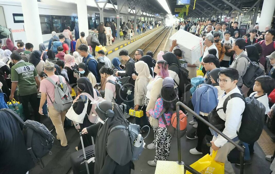 Aktivitas peningkatan penumpang di Stasiun Gubeng Surabaya Jawa Timur