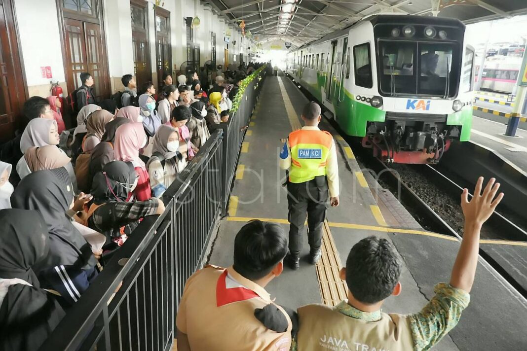 Aktivitas peningkatan penumpang di Stasiun Gubeng Surabaya Jawa Timur