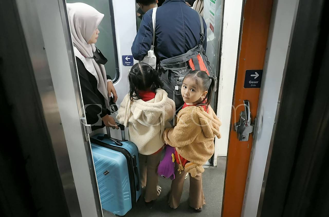 Aktivitas peningkatan penumpang di Stasiun Gubeng Surabaya Jawa Timur