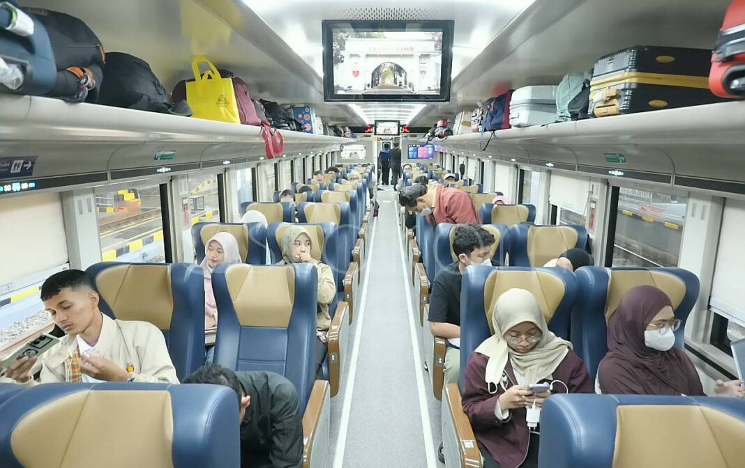 Aktivitas peningkatan penumpang di Stasiun Gubeng Surabaya Jawa Timur