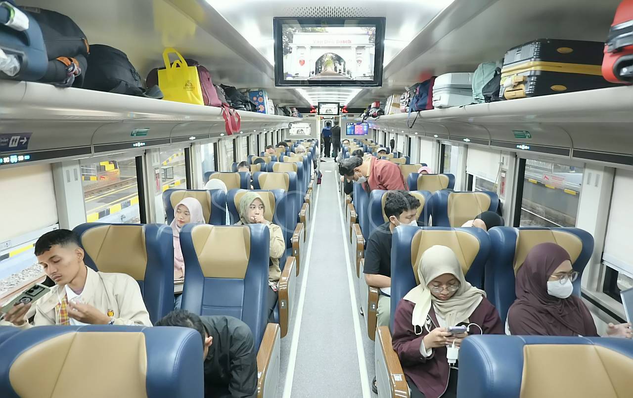 Aktivitas peningkatan penumpang di Stasiun Gubeng Surabaya Jawa Timur