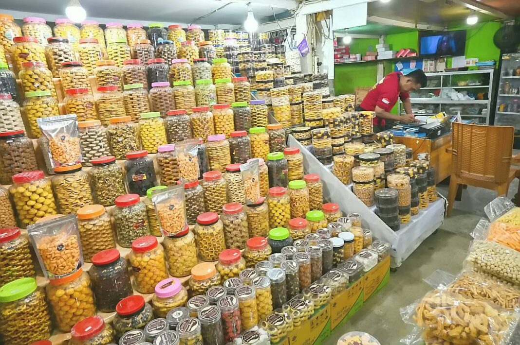 Pedagang kue Lebaran melayani pembeli di pasar Palu