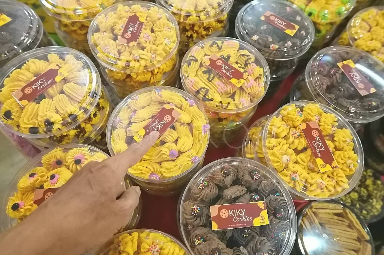Pedagang kue Lebaran melayani pembeli di pasar Palu